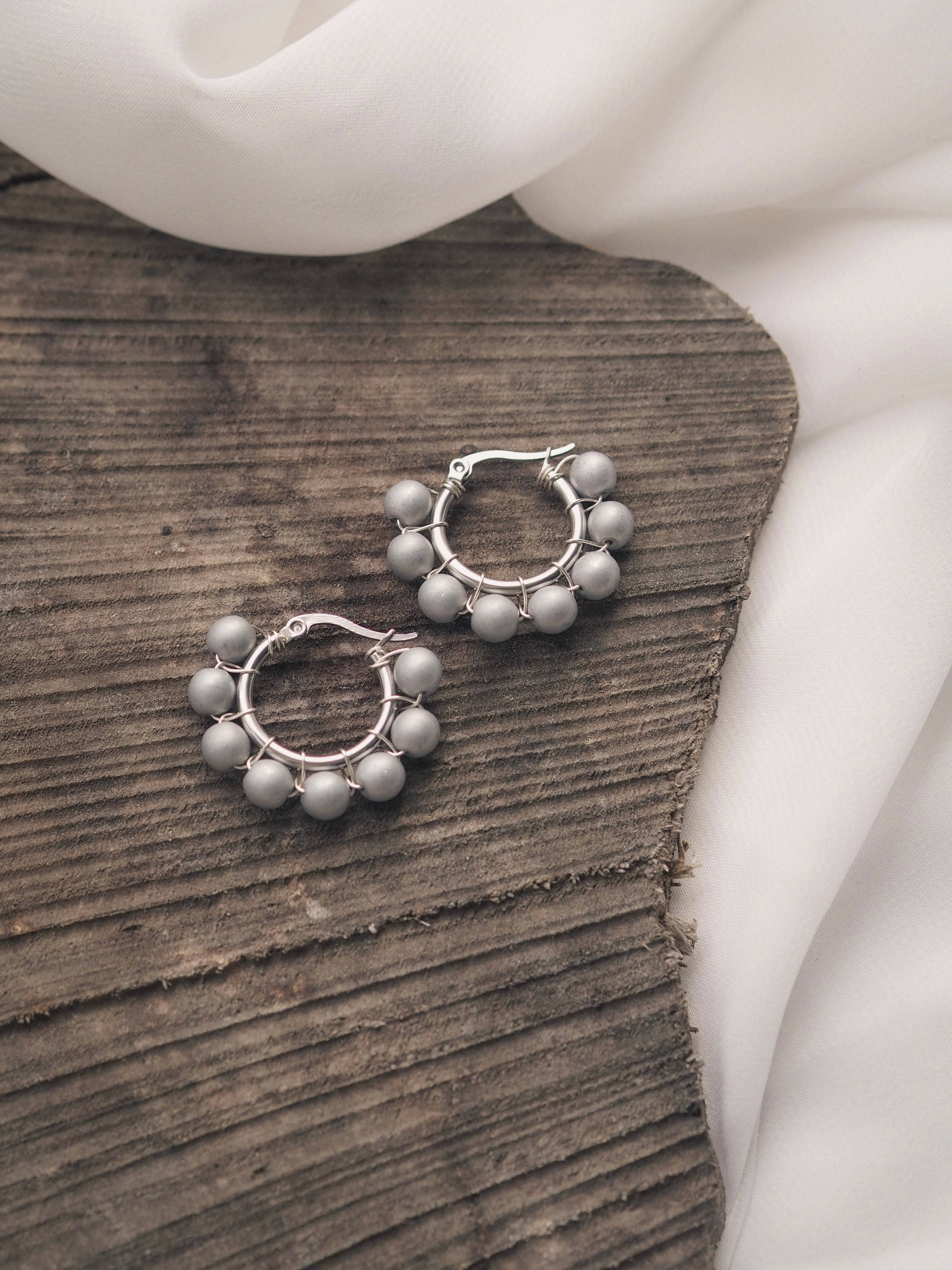 Säde-korvakorut · mattasävyt