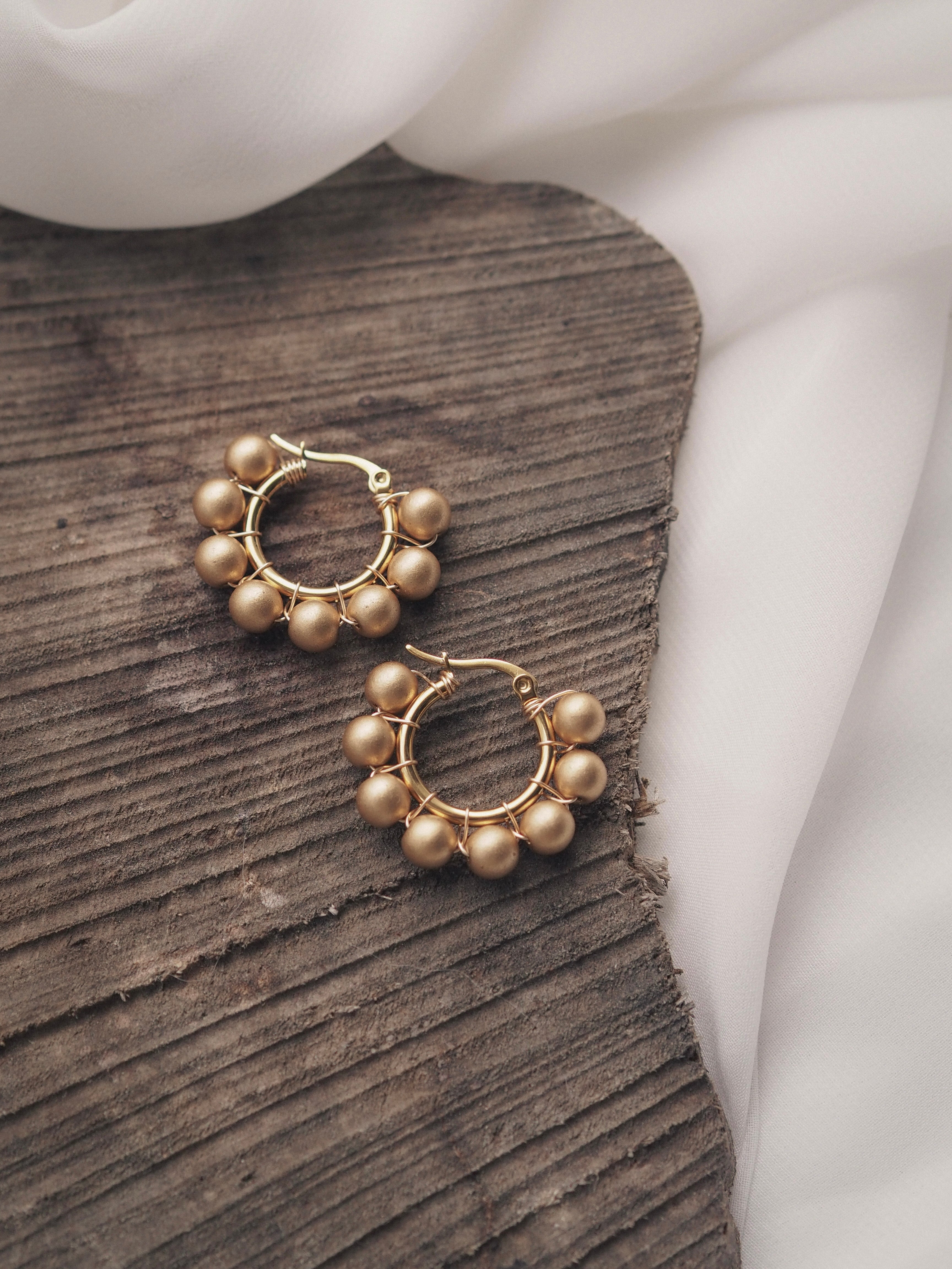 Säde-korvakorut · mattasävyt